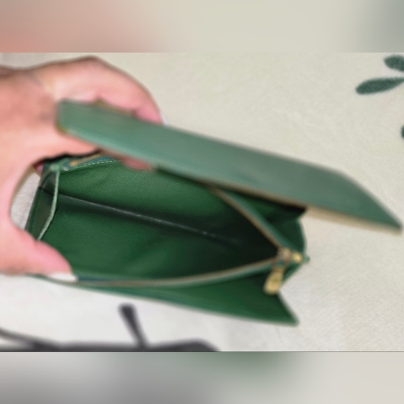 💯 Authentic Vintage Louis Vuitton Epi Sarah Wallet (Green) - Picture 5 of 16